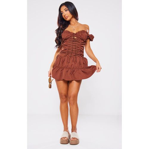 Petite Robe chocolat volantée à corset et lacets - PrettyLittleThing - Modalova