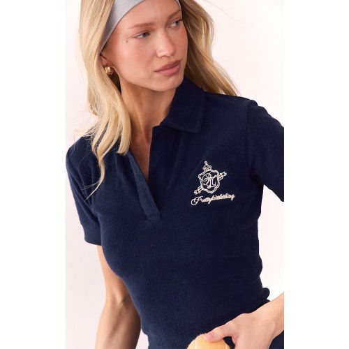 Top polo en éponge à logo brodé - PrettyLittleThing - Modalova