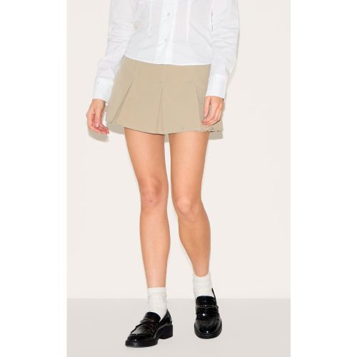 Jupe-short de tailleur patineuse tissée à plis creux - PrettyLittleThing - Modalova