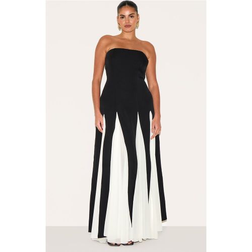 Plus Robe bustier longue plissée à partie en mousseline de soie contrastante - PrettyLittleThing - Modalova