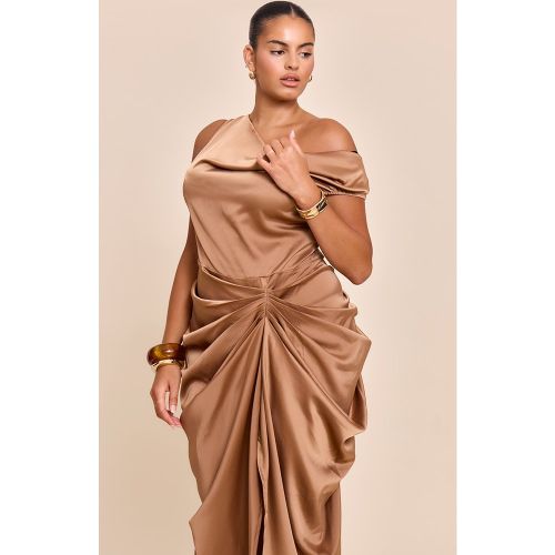 Plus Robe mi-longue satinée drapée à épaules dénudées - PrettyLittleThing - Modalova