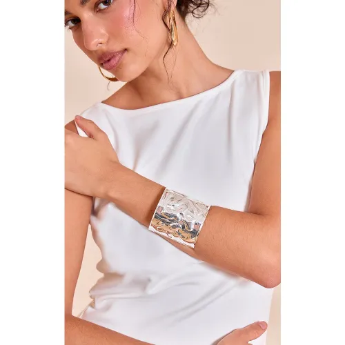 Bracelet manchette symétrique martelé - PrettyLittleThing - Modalova