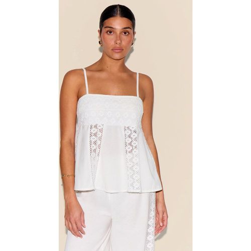 Petite Top en effet lin à parties en maille style crochet sur les côtés | Taille 30 - PrettyLittleThing - Modalova