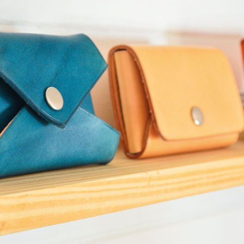 Fabrication d’un porte-carte lors d’1 atelier maroquinerie - Coffret Cadeau Multi-thèmes - SMARTBOX - Modalova