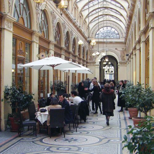 Visite privée guidée des passages couverts parisiens pour un groupe de curieux - Coffret Cadeau Sport et Aventure - SMARTBOX - Modalova