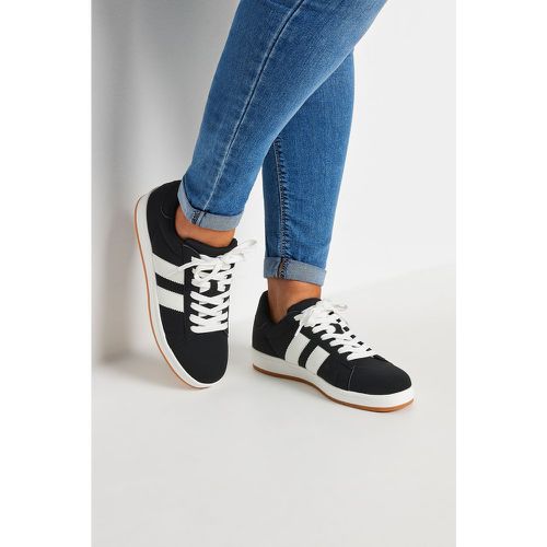 Black Padded Lace Up Trainers In Wide E Fit - Yours - Modalova