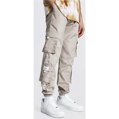 Pantalon cargo en nylon à poches - Official - Boohooman - Modalova