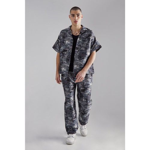 Ensemble texturé avec chemise et pantalon à imprimé camouflage - Boohooman - Modalova