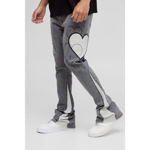 Jean flare skinny à écusson cœur - 28R - Boohooman - Modalova