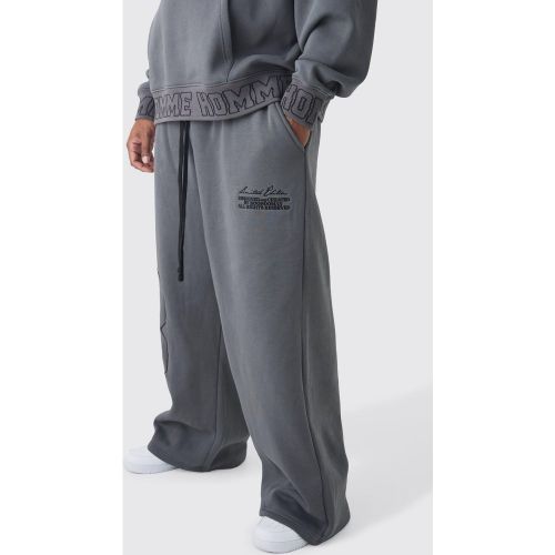 Grande taille - Jogging large universitaire à broderie - XXXXXL - Boohooman - Modalova