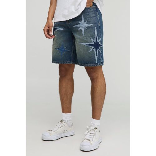 Short en jean large à écussons - 28 - Boohooman - Modalova