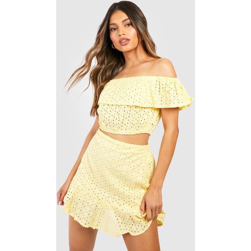 Ensemble Style Broderie Anglaise Avec Top À Épaules Dénudées Et Jupe - boohoo - Modalova