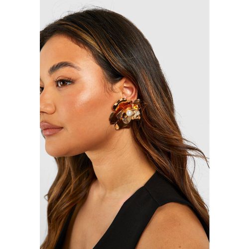 Oversized Pearl Detail Flower Earrings - boohoo - Modalova