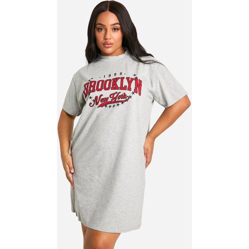 Plus" Brooklyn Printed T-Shirt Dress - boohoo - Modalova
