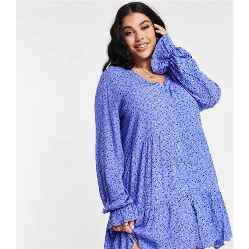 X Billie Faiers - Robe courte coupe babydoll à boutons et imprimé floral - Bleu - In The Style Plus - Modalova
