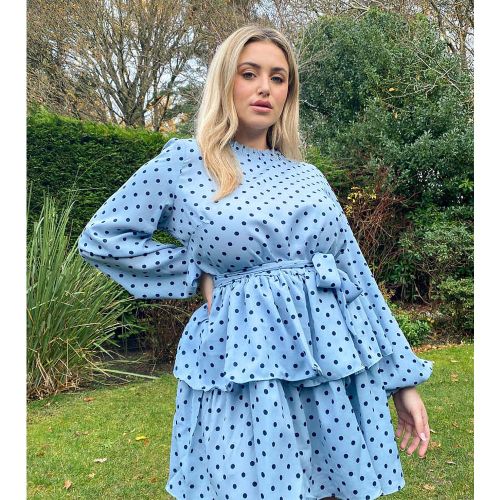 X Olivia Bowen - Robe patineuse à col montant avec ceinture et imprimé à pois - Bleu - In The Style Plus - Modalova