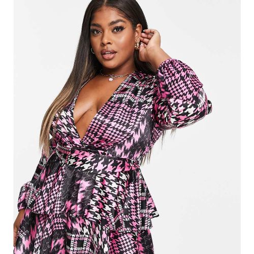 Exclusivité - Robe courte à volants et décolleté plongeant froncé avec imprimé pied-de-poule - Rose - John Zack Plus - Modalova
