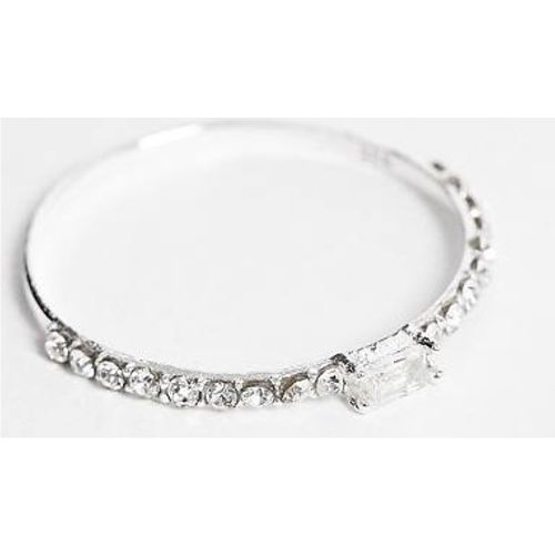 Bague pavée à petite pierre taille baguette en argent massif - Kingsley Ryan Curve - Modalova