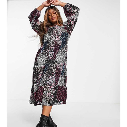 Violet Romance Plus - Robe mi-longue à volants étagés avec encolure carrée et imprimé floral patchwork - Violet Romance Curve - Modalova