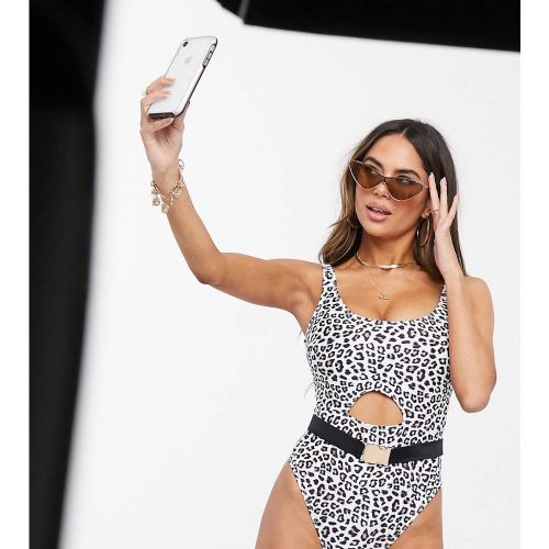 Eco - Maillot 1 pièce à découpe et imprimé animal pour poitrines généreuses en exclusivité - Wolf & Whistle - Modalova