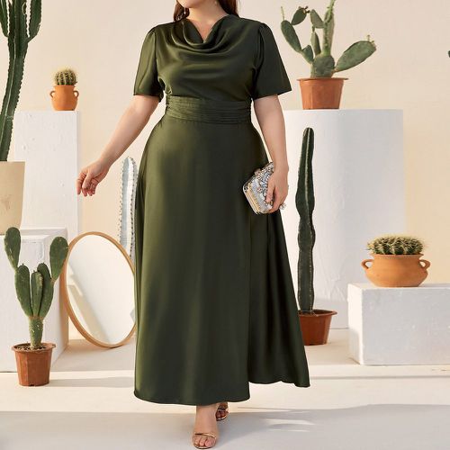 Robe évasée en satin avec ruchés - SHEIN - Modalova