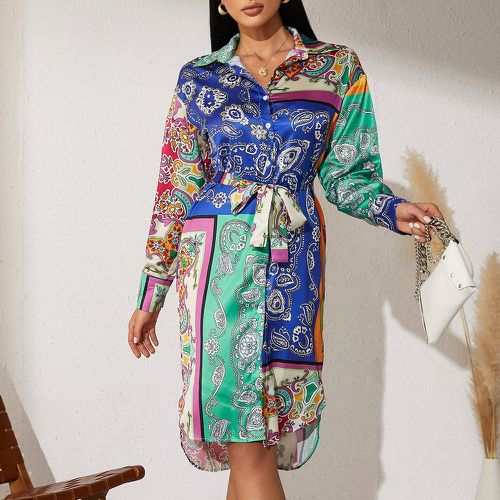 Robe chemise à imprimé foulard ceinturée - SHEIN - Modalova