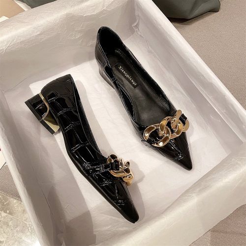 Chaussures plates à chaîne en relief de crocodile à bout pointu - SHEIN - Modalova