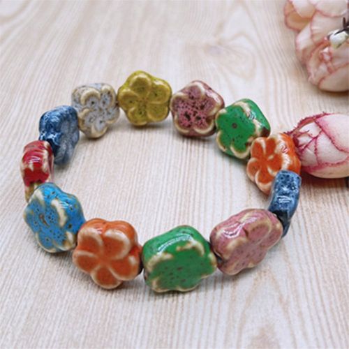 Bracelet perlé de couleur aléatoire à design fleur - SHEIN - Modalova