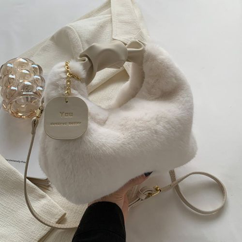 Sac hobo minimaliste duveteux avec breloque de sac - SHEIN - Modalova