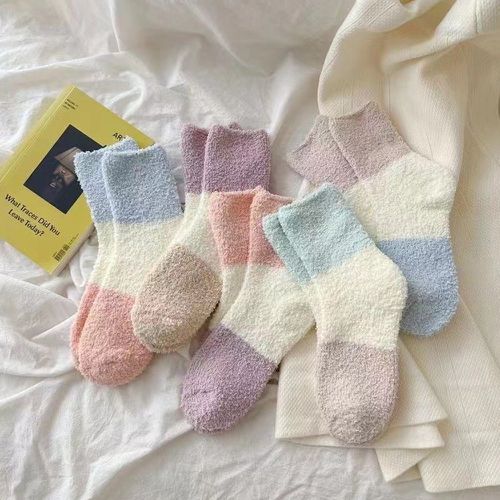 Paires Chaussettes à blocs de couleurs duveteux - SHEIN - Modalova