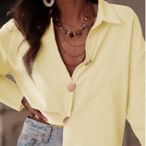Silhouette ample | Bureau minimaliste] Chemise dÃ©contractÃ©e rayÃ©e jaune, design de boutons en forme de cÅ“ur dorÃ©, coupe taillÃ©e affinante adaptÃ - SHEIN - Modalova