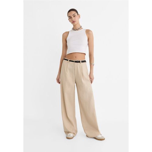 Pantalon en lin avec ceinture 32 - Stradivarius - Modalova