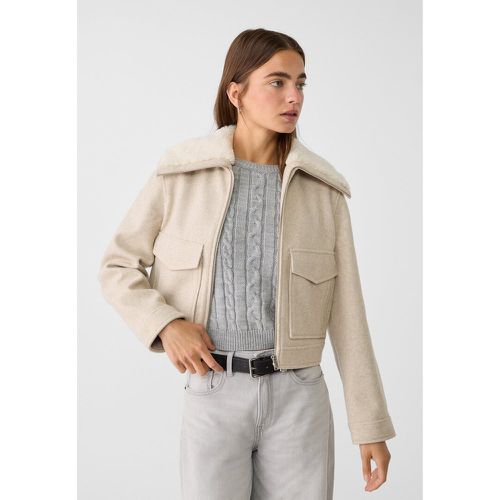 Veste courte à col en fausse fourrure Écru XS - Stradivarius - Modalova