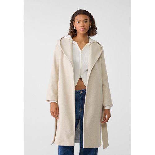 Manteau long avec ceinture doux au toucher Écru XS - Stradivarius - Modalova