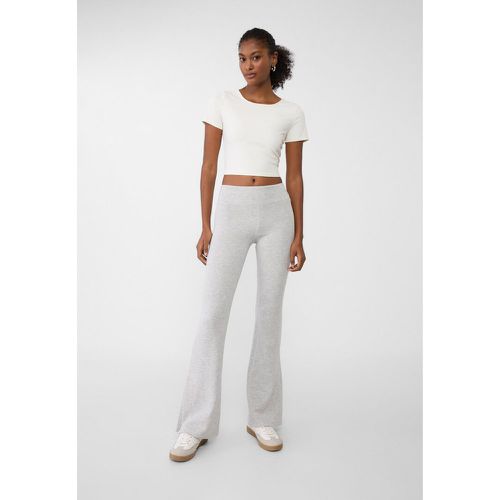 Pantalon flare en tissu doux M - Stradivarius - Modalova