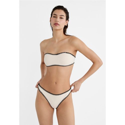 Haut de bikini bandeau avec broderie Écru XS - Stradivarius - Modalova