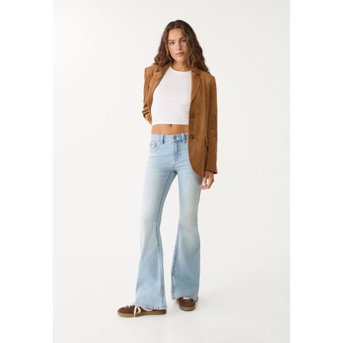 D04 Jean flare taille basse 32 - Stradivarius - Modalova