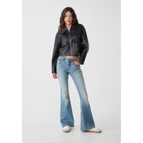 D04 Jean flare taille basse 32 - Stradivarius - Modalova