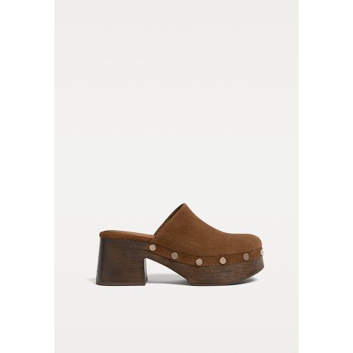 Sabots à clous en cuir 35 - Stradivarius - Modalova