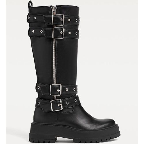 Bottes plates avec boucles 35 - Stradivarius - Modalova