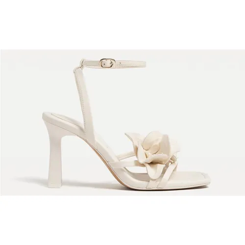 Sandales à talon avec fleur ÉCRU 35 - Stradivarius - Modalova