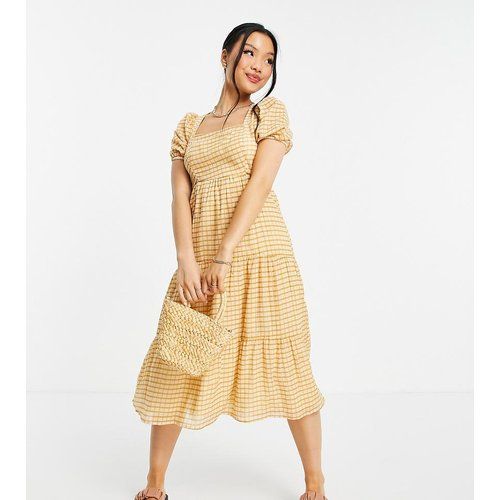 Robe mi-longue étagée à imprimé quadrillé avec laçage au dos - Violet Romance Petite - Modalova
