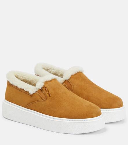 Baskets slip-on en daim et shearling - Prada - Modalova