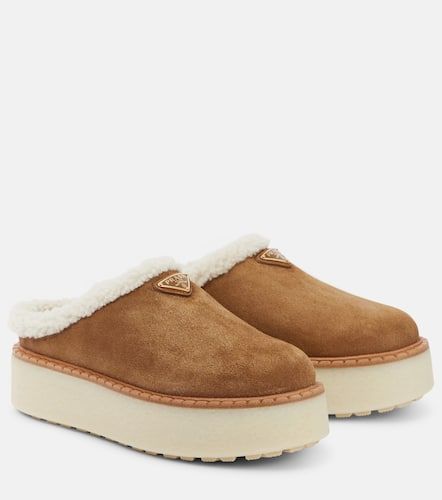 Mules Evolve  plateforme en daim et shearling - Prada - Modalova