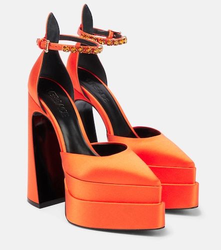 Escarpins à plateau Aevitas Pointy en satin - Versace - Modalova