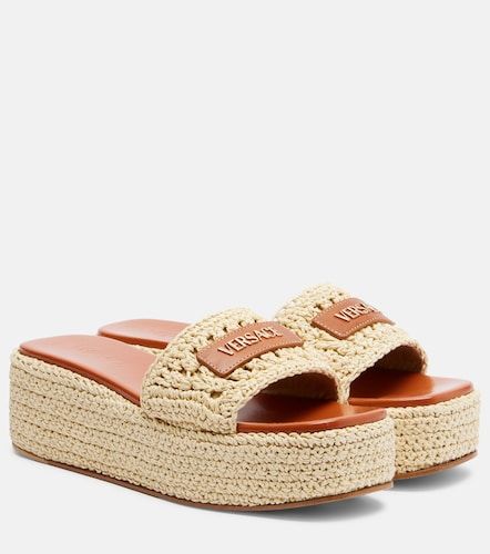 Mules compensées en raphia à logo - Versace - Modalova