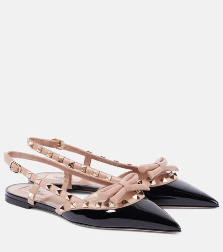 Ballerines slingback Rockstud Bow en cuir verni - Valentino Garavani - Modalova