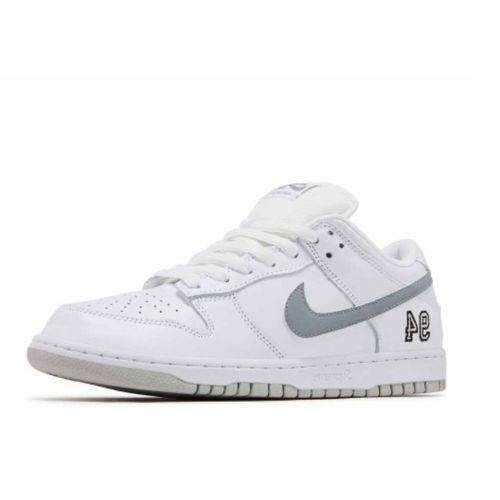 SB Dunk Low Supreme 94 White Metallic Silver - Nike - Modalova