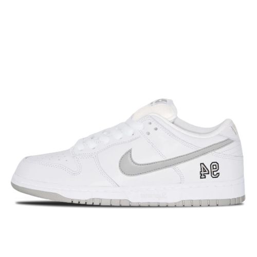 SB Dunk Low Supreme 94 White Metallic Silver - Nike - Modalova