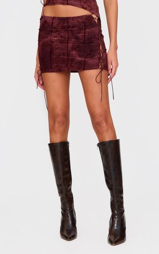 Burgundy Jupe Micro Mini Coordonnée En Devoré Avec Détail Noué | Taille 36 - PrettyLittleThing - Modalova